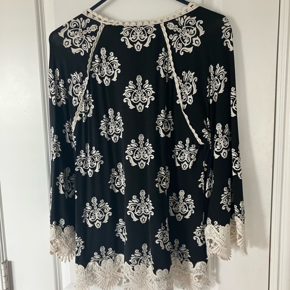 Chicos size 1 black/off with accent lace top - Picture 2 of 5